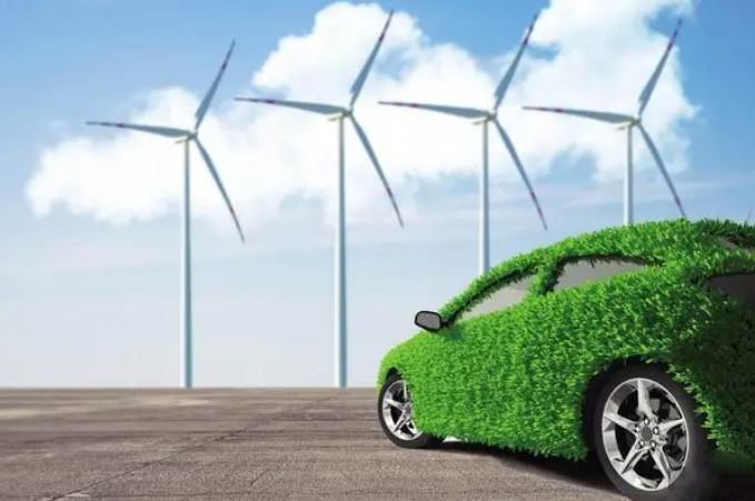 voiture électrique verte devant éoliennes production énergie renouvelable