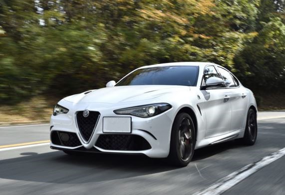 Alfa Romeo Giulia Quadrifoglio blanche en conduite sur route