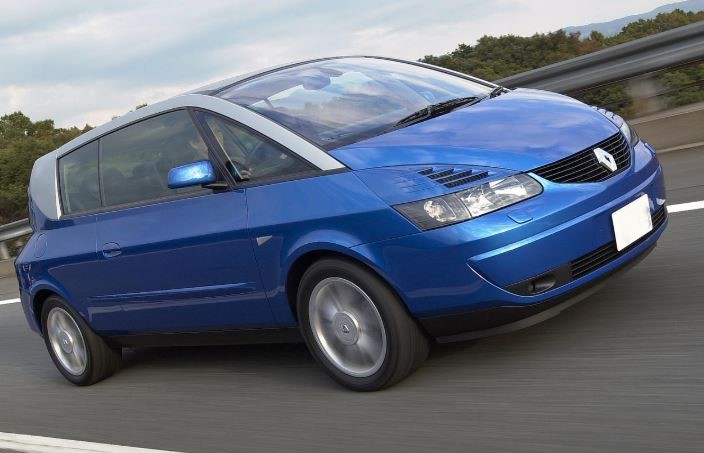 Renault Avantime bleu roulant sur route