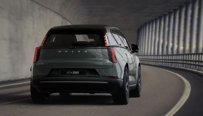 Volvo EX60 2026 vue arrière en mouvement signature lumineuse verticale