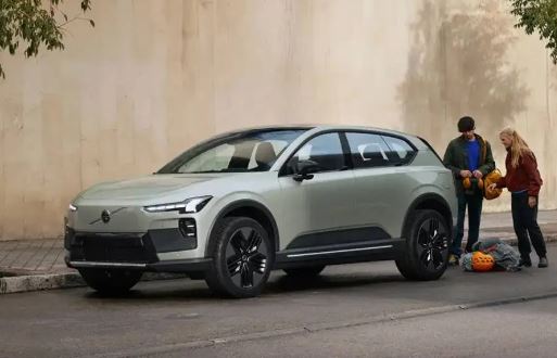 Volvo EX60 stationné usage familial SUV électrique spacieux