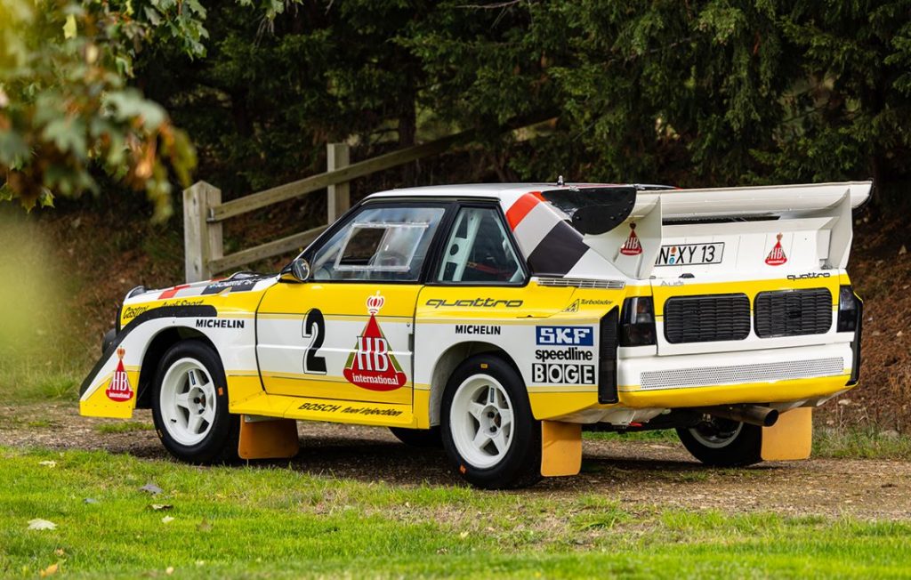 Audi Quattro S1 Groupe B vue arrière en livrée Audi Sport sur route forestière