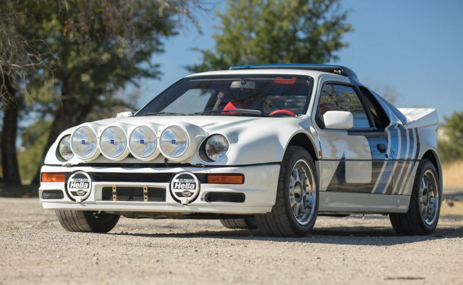 Ford RS200 Groupe B blanche avec projecteurs additionnels vue avant