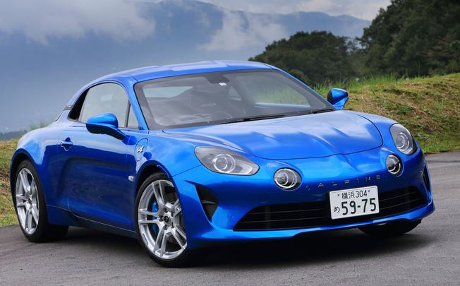 Alpine A110 stationnée sur route, sportive légère française