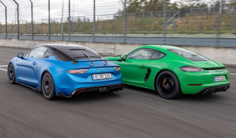 Alpine A110 et Porsche Cayman vue arrière en roulage comparaison sportives