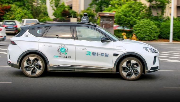 Taxi autonome chinois en circulation illustrant l’architecture électronique moderne automobile