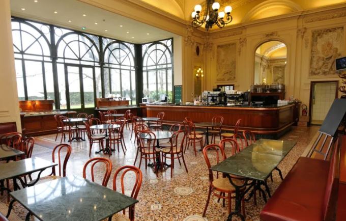 Salle de la buvette de l’Assemblée nationale avec tables et comptoir