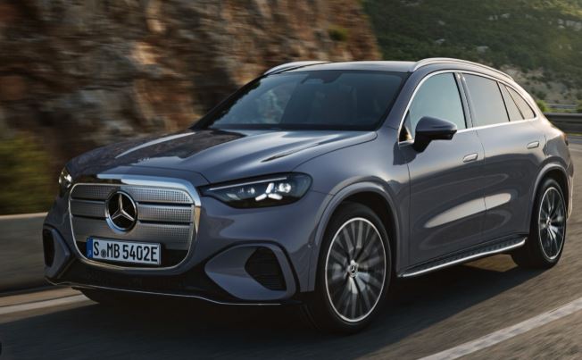 SUV électrique Mercedes roulant sur route illustrant la transition écologique coûteuse