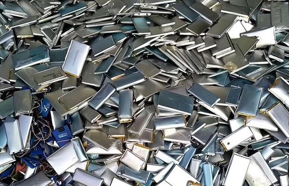 Accumulation de batteries lithium usées destinées au recyclage