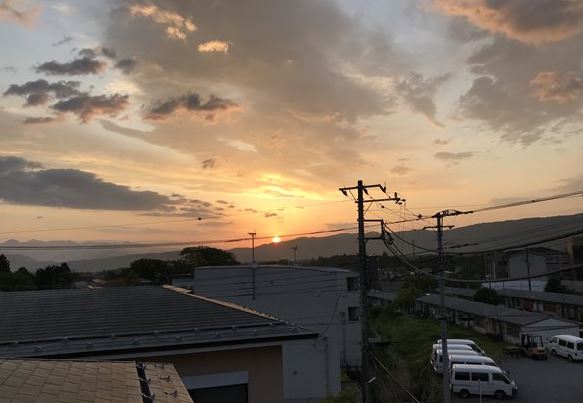 Lever de soleil sur un quartier résidentiel avec une lumière douce du matin