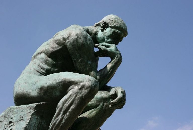 Sculpture Le Penseur de Rodin illustrant la réflexion et les pensées