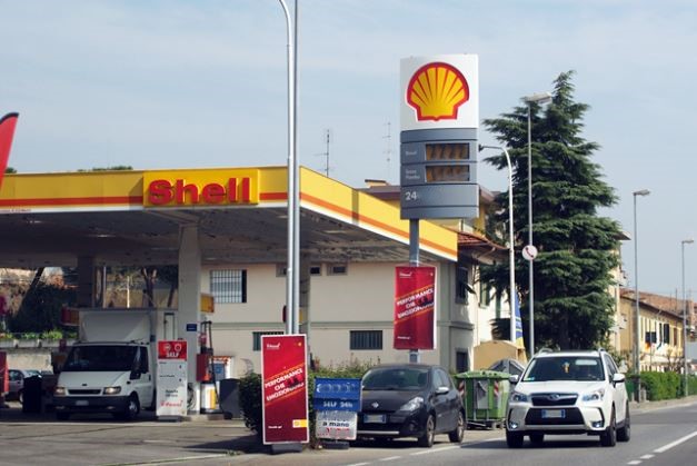 Station-service avec affichage des prix des carburants en bord de route