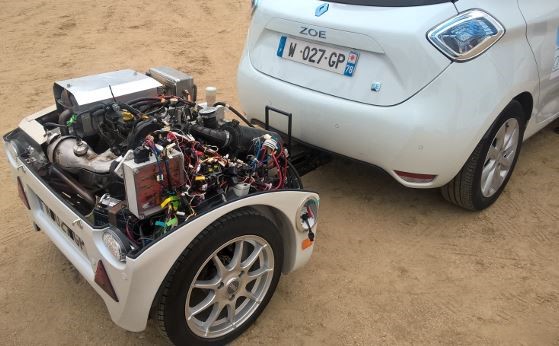 Remorque avec moteur thermique tractée par une voiture électrique Renault Zoe