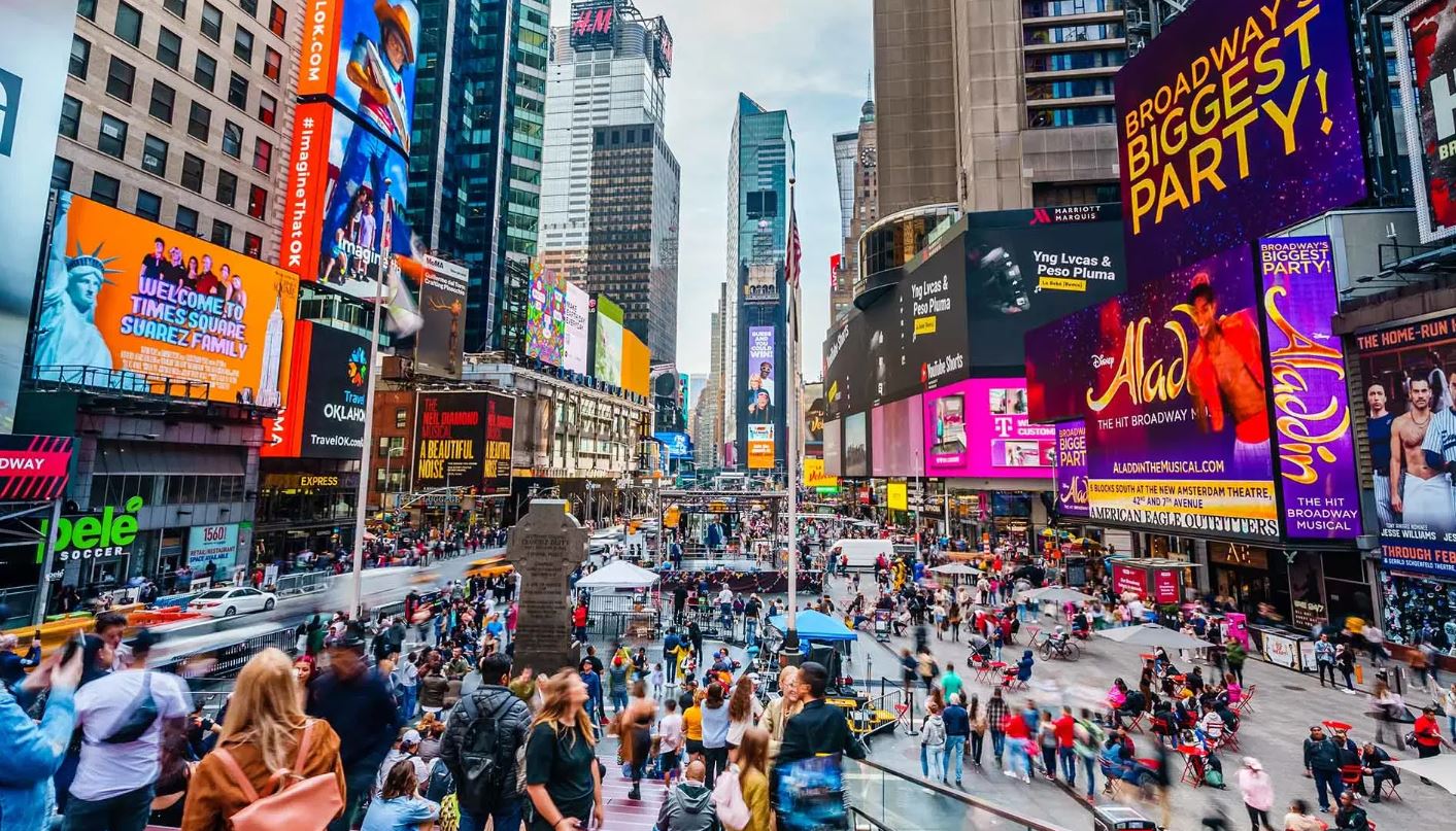 Times Square à New York avec foule de touristes et écrans géants