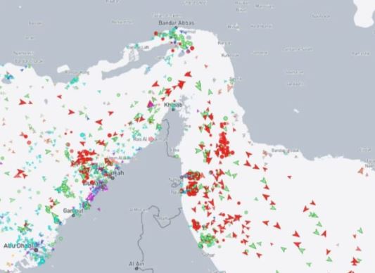 Carte du détroit d’Ormuz avec de nombreux navires en attente de chaque côté