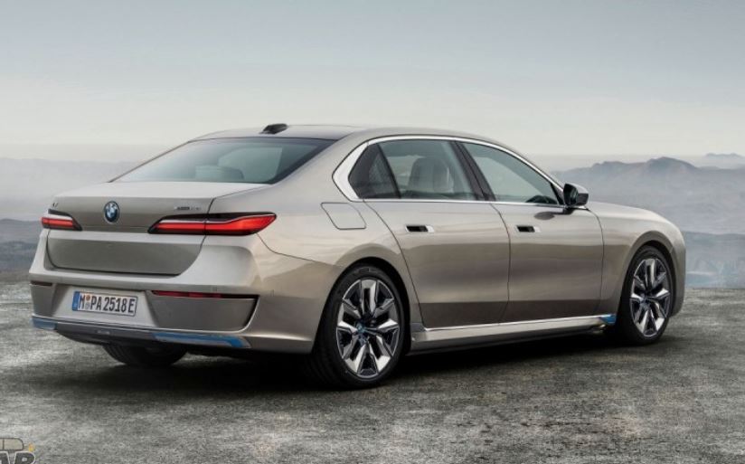 BMW Série 7 G70 vue arrière avec feux horizontaux et design massif