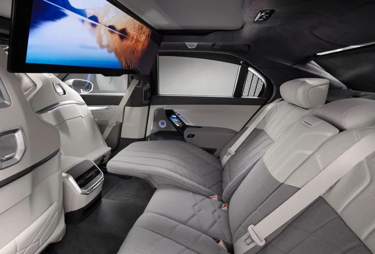 Places arrière BMW Série 7 G70 avec écran 31 pouces et configuration Executive Lounge