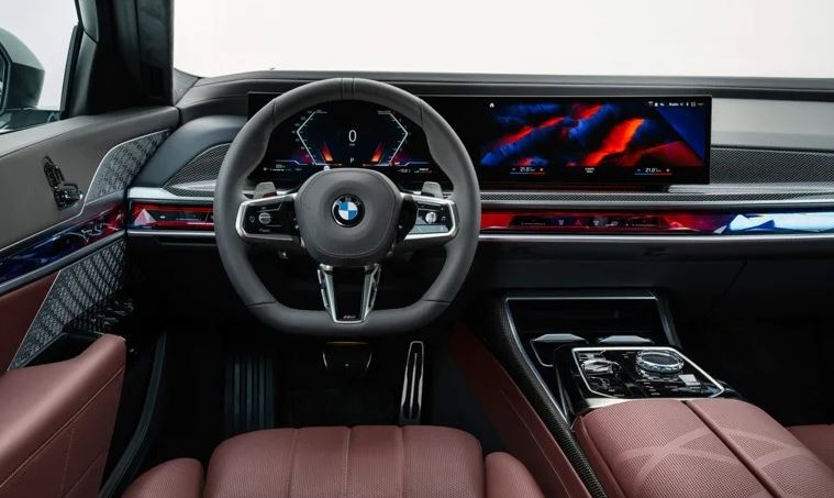 Intérieur BMW Série 7 G70 avec double écran et interface numérique moderne
