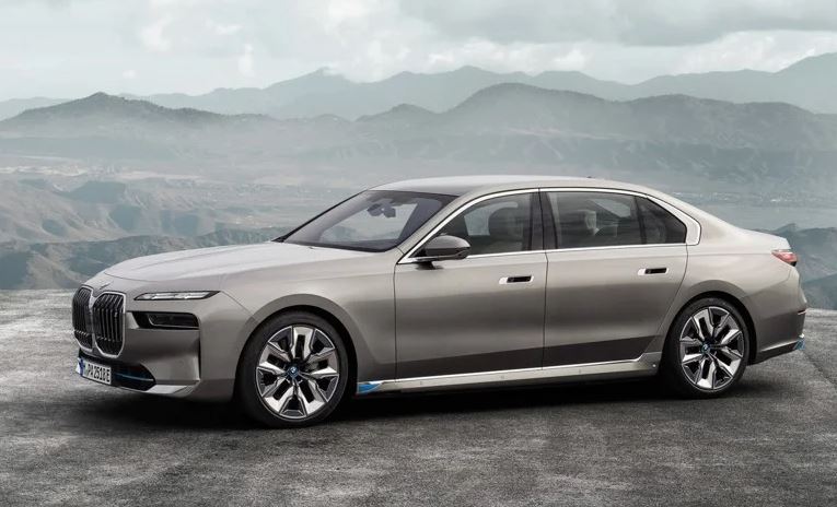 BMW Série 7 G70 profil montrant les dimensions longues de la limousine