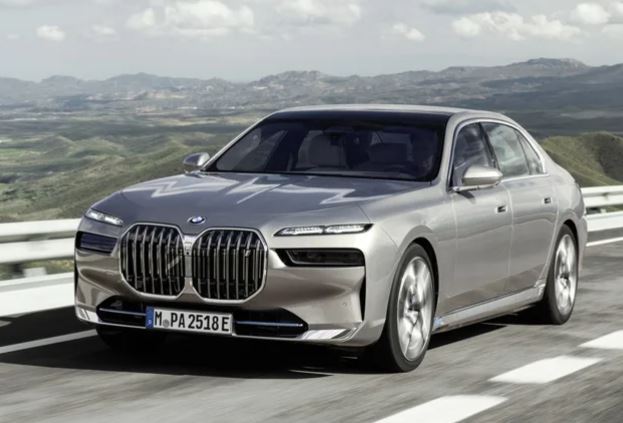 BMW Série 7 G70 roulante sur route vue trois quarts avant