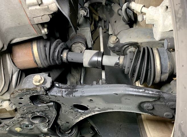 Cardans avant montés sur une voiture avec soufflets et transmission visibles