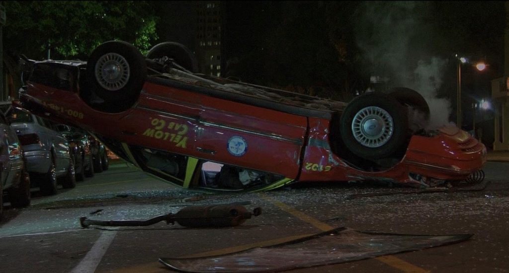 taxi accidenté dans Collateral lors d’une scène nocturne à Los Angeles