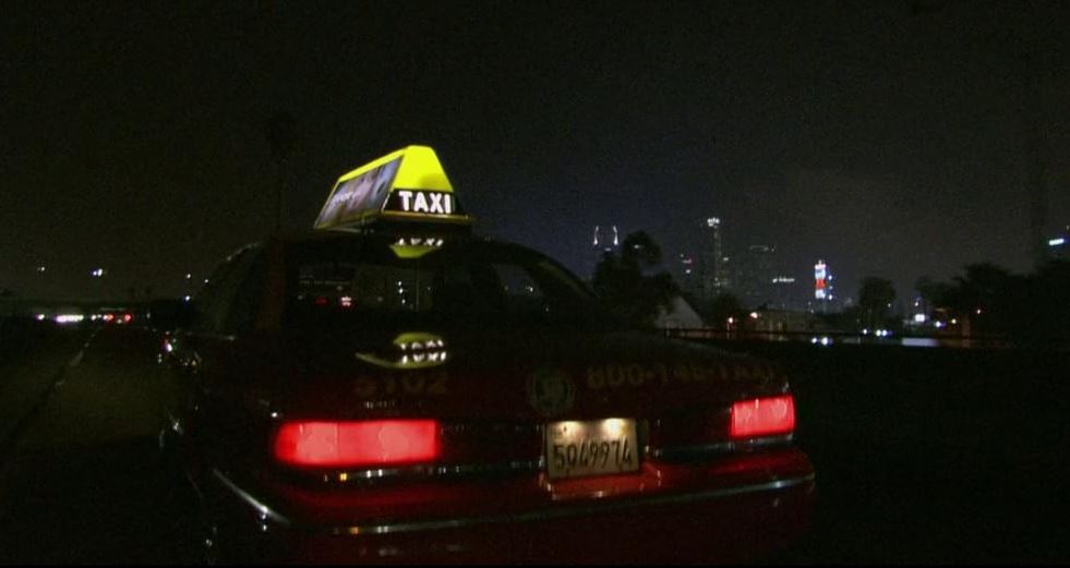 taxi circulant de nuit dans les rues de Los Angeles dans Collateral