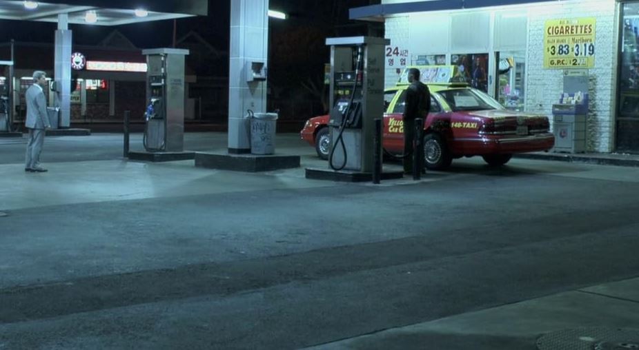 taxi à une station-service de nuit dans le film Collateral