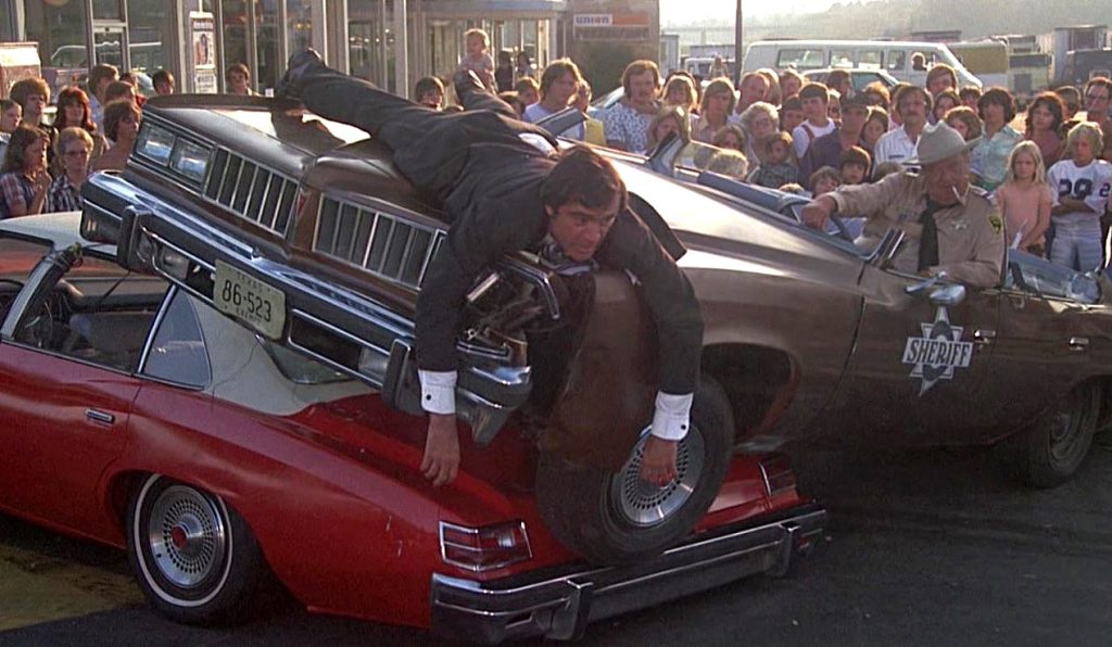 voiture de shérif accidentée scène comique Cours moi après shérif