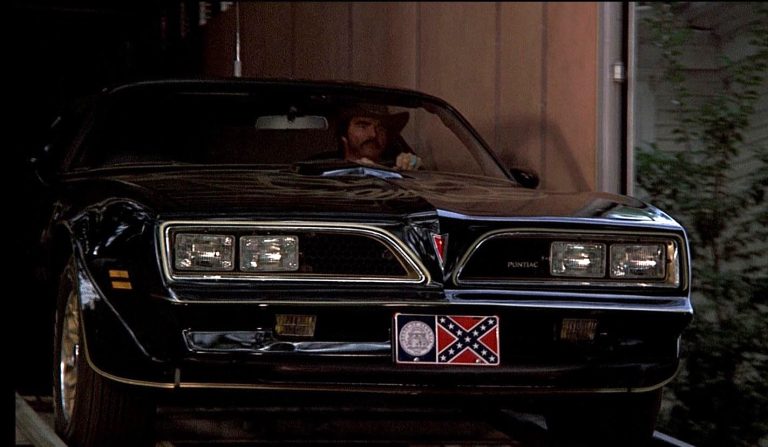 Pontiac Trans Am noire de Cours moi après shérif vue de face voiture culte du film