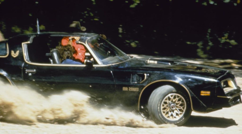 Pontiac Trans Am en dérapage poursuite Cours moi après shérif