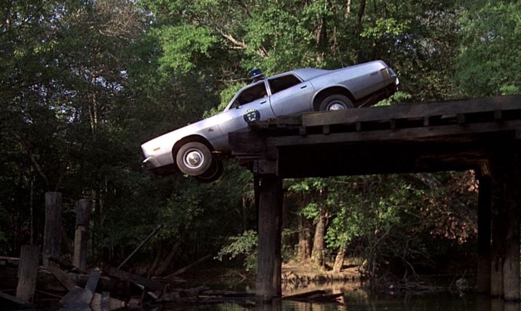 voiture de police chute du pont poursuite Cours moi après shérif