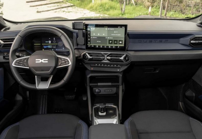 intérieur Dacia Duster avec écran central et tableau de bord moderne