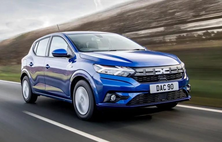 Dacia Sandero bleue en mouvement sur route, voiture compacte moderne accessible