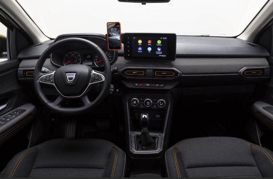 intérieur Dacia Sandero écran central et tableau de bord moderne