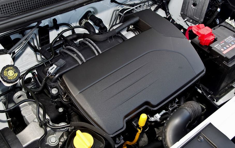 moteur Dacia Sandero essence compartiment simple et accessible