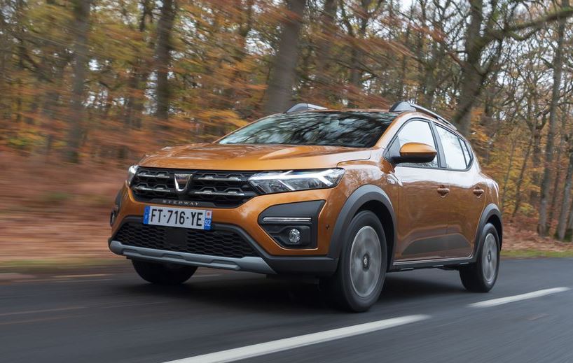 Dacia Sandero Stepway en circulation profil dynamique sur route
