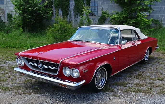 Chrysler 300 cabriolet années 60 rouge avec chrome et lignes américaines classiques