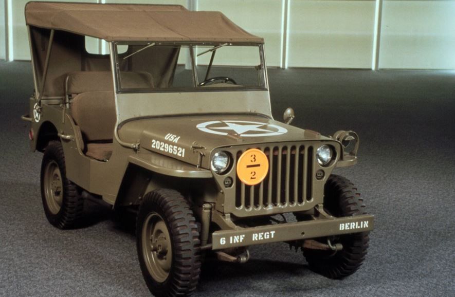 Jeep Willys militaire d’époque exposée, véhicule utilitaire américain utilisé en Europe après guerre