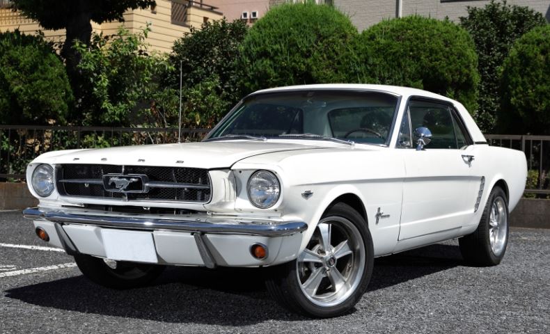 Ford Mustang 1965 coupé blanc, muscle car américaine emblématique importée en Europe
