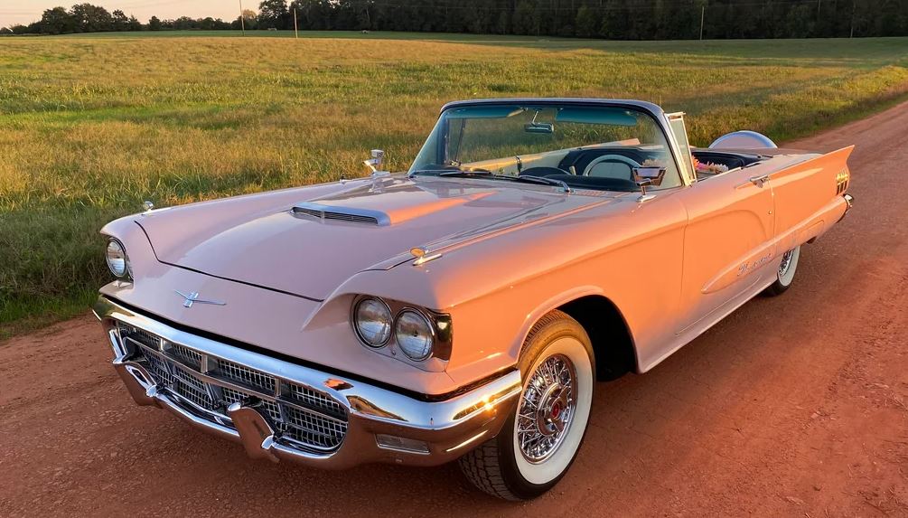 Ford Thunderbird cabriolet années 50 avec ailerons et style américain luxueux typique