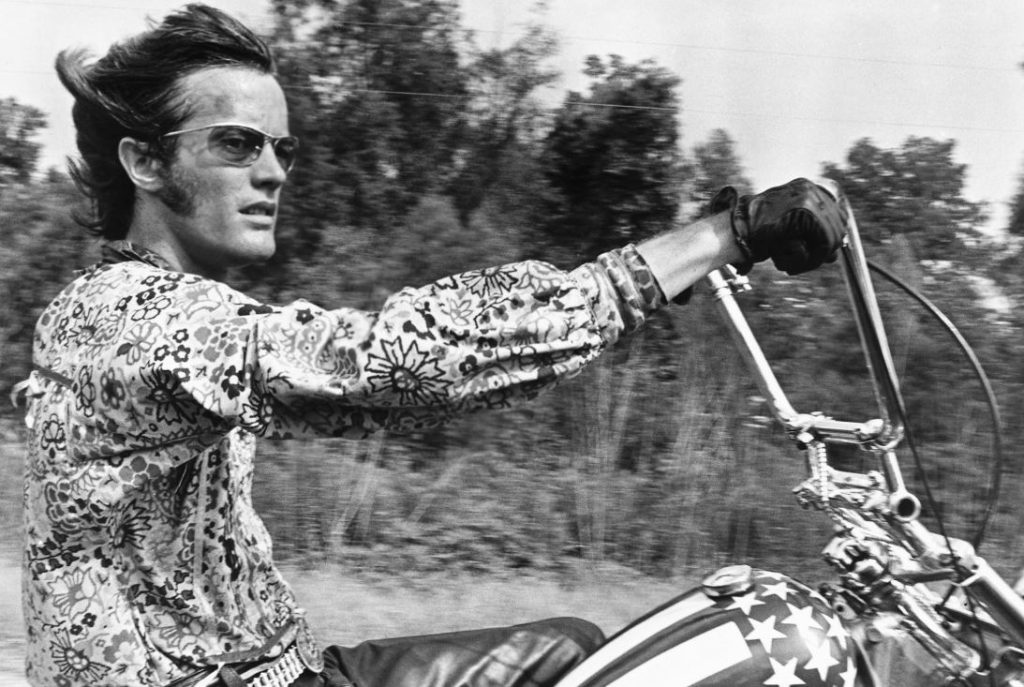 Peter Fonda Easy Rider sur Harley Captain America détail guidon et réservoir étoilé