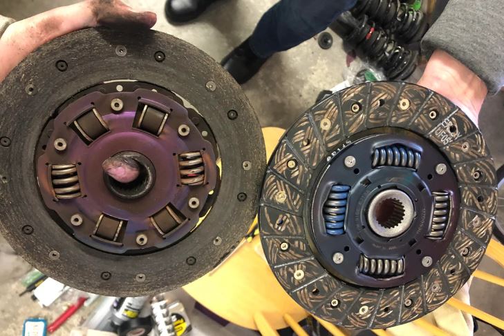 disque embrayage usé et disque neuf comparaison garniture et ressorts