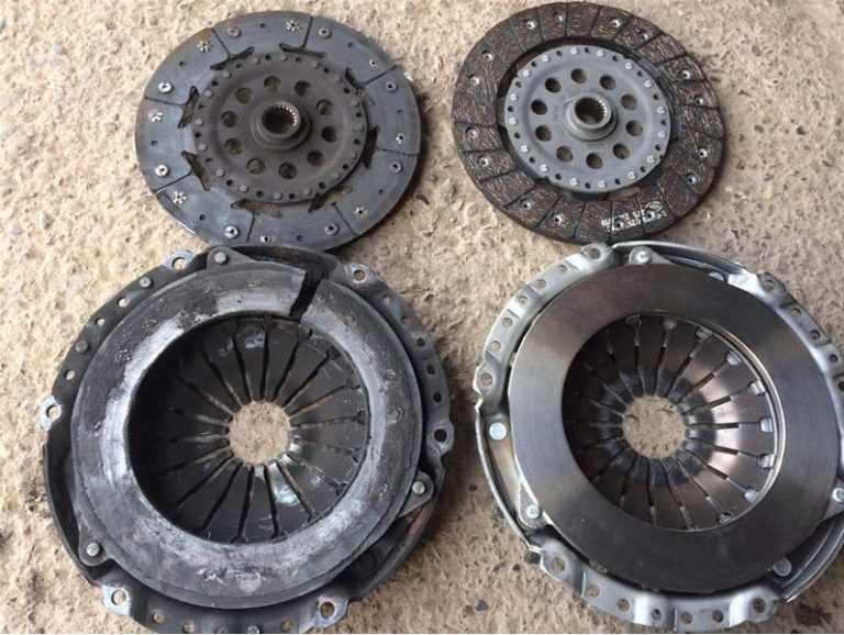 comparaison embrayage usé et neuf disque et mécanisme montrant usure avancée