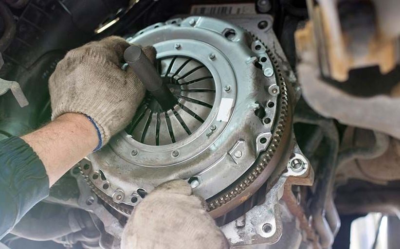 remplacement embrayage montage du disque avec centreur sur volant moteur