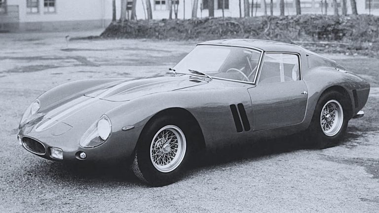 Ferrari 250 GTO en noir et blanc lors de sa présentation dans les années 1960