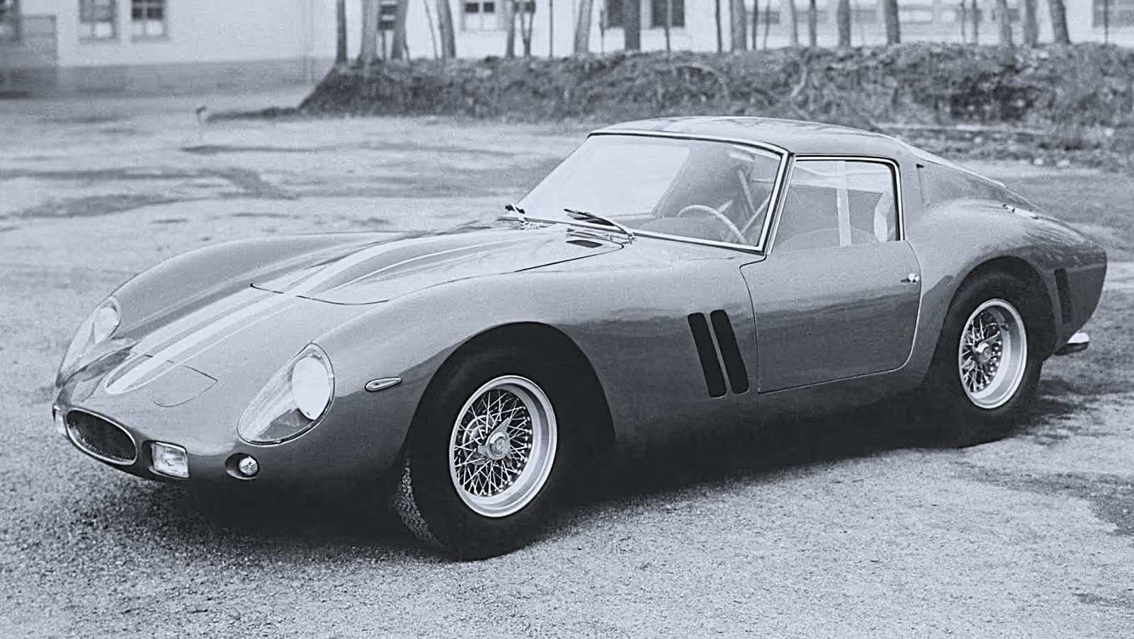 Ferrari 250 GTO en noir et blanc lors de sa présentation dans les années 1960