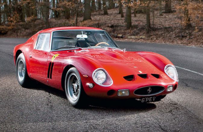 Ferrari 250 GTO rouge vue de trois quarts avant sur route