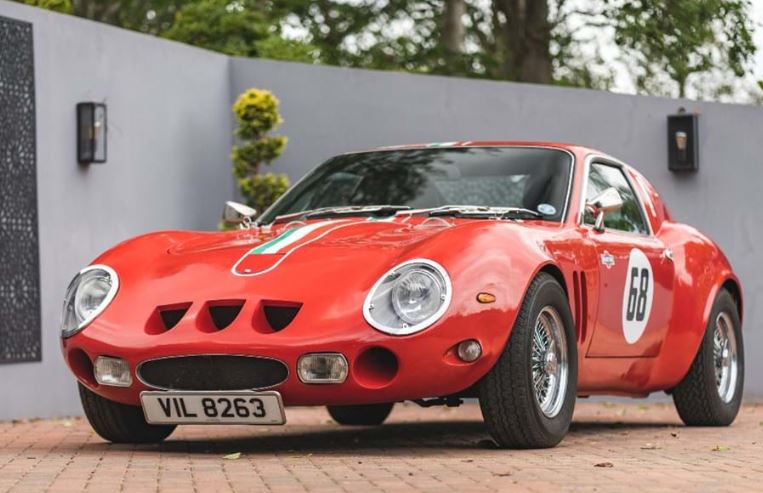 Ferrari 250 GTO de course avec numéro 68 en configuration compétition
