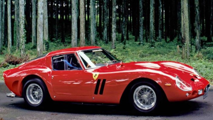 Ferrari 250 GTO rouge vue de profil mettant en valeur ses proportions